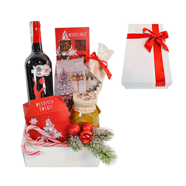 ZS6 Zestaw w eleganckim białym pudełku zawiera:
•	Świąteczne śliwki w czekoladzie 180g
•	Świąteczne czekoladki z owocami 
•	Herbata świąteczna 50g
•	Smak Polskiej Tradycji Cytrynki w syropie z wanilią 290g
•	Pierniczki świąteczne lukrowane 100g
•	Latue Cabernet Sauvignon Syrah hiszpańskie wino czerwone wytrawne wytwarzane z winogron pochodzących z upraw ekologicznych 0,75l. Wino z La Mancha, przyjemne w smaku, ciemne w kolorze. Eleganckie, owocowe i intensywne w nosie. W ustach ma dobrą równowagę i bogate w smaku z bardzo ładnym wykończeniem. Dobrze komponuje się z międem czerwonym, białym i z dziczyzną. 
•	Dwa lizaki w kształcie laski Mikołaja
•	Dekoracje<br>
Wymiary upominku w cm: 20x33x9,5
